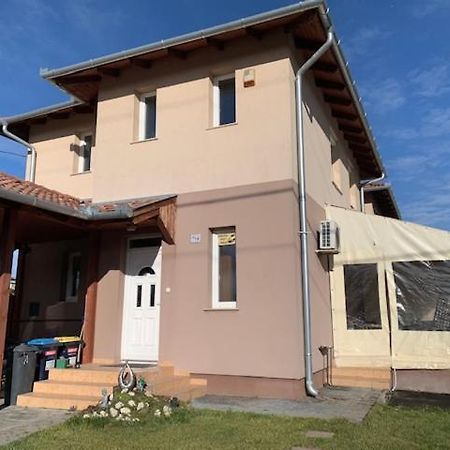 Airport Road/Repter Koezeli Haz Privat Parkoloval Lägenhet Budapest Exteriör bild